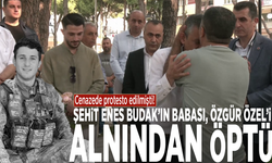 Cenazede protesto edilmişti: Şehit Enes Budak’ın babası, Özgür Özel’i alnından öptü
