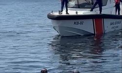 Denize düşen genç yaşam savaşı veriyor