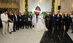 Gelin ve damada "Acı kaybımız" çelengi ile sürpriz