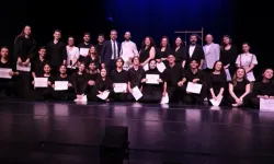 Bursa Devlet Tiyatrosu'nun kursiyerleri sahnede mezun oldu