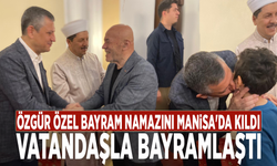 Özgür Özel bayram namazını Manisa'da kıldı, vatandaşla bayramlaştı