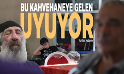Bu kahvehaneye gelen uyuyor
