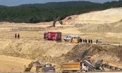 Kum ocağında göçük: Balçık içinde kalan işçiler var