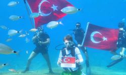 30 Ağustos coşkusu deniz altında: Türk bayrağı açtılar