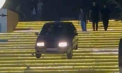 Akıllara durgunluk veren olay! AVM merdivenlerinden otomobiliyle inmeye çalıştı