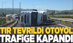 Tır devrildi; otoyol kavşağı kapandı