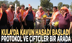 Kula’da kavun hasadı başladı: Protokol ve çiftçiler bir arada