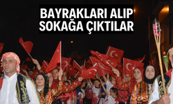 Bayrakları alıp sokağa koştular