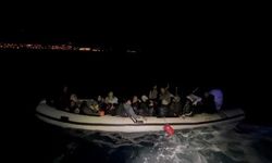 İzmir'de sürüklenen lastik bottaki 33 düzensiz göçmen kurtarıldı