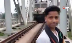 Feci ölüm! Sosyal medya için raylarda video çeken çocuğa tren çarptı