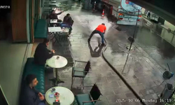 Şov yapayım derken tazyikli suyun azizliğine uğradı, çay içen müşterileri böyle ıslattı