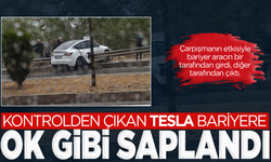 Kontrolden çıkan Tesla bariyere saplandı