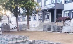 Okul bahçesine parke döşenmeye başladı