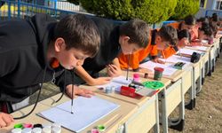 Öğrenciler empati yaparak ellerini kullanmadan resim yaptı