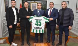 Kaymakam Güldoğan'a forma hediye ettiler