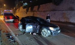 Kontrolden çıkan otomobil önce takla attı sonra direğe çaptı: 3 kişi yaralandı