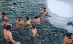Buz tutan suda yüzerek eğlendiler