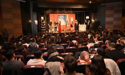 Şiddetli Geçimsizlik’ dünya prömiyerini Manisa’da yaptı, salon doldu taştı