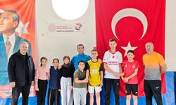 Minik güreşçiler tatilde de minderde