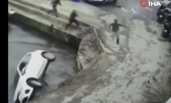 Otomobil denize düştü: Sürücüyü kurtarmak için vatandaşlar yardıma koştu