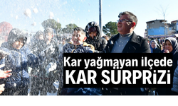 Kar yağmayan ilçede çocuklara kar sürprizi