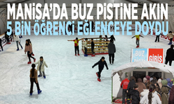 Manisa’da buz pistine akın... 5 bin öğrenci eğlenceye doydu
