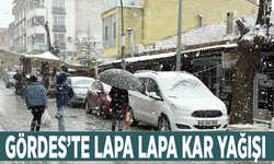 Gördes’te lapa lapa kar yağışı