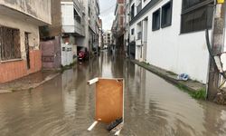 Karşıyaka'da sağanak sonrası sokaklar göle döndü