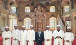 İlçeye atanan din görevlileri cübbe giydi