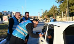 İftar saatine yolda yakalanan sürücülere iftariyelik ikramı