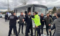 3 aracın birbirine karıştığı kaza sonrası arbede! 7 yaralı, 2 gözaltı