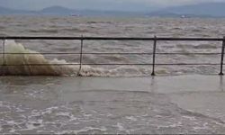 İzmir'de fırtına sonrası deniz seviyesi yükseldi