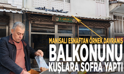 Manisalı esnaftan örnek davranış: Balkonunu kuşlara sofra yaptı