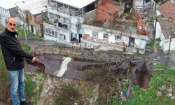 Sağanak sonrası yol çöktü! Konak’ta mahalle sakinleri endişeli