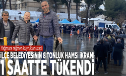 Yağmura rağmen kuyruklar uzadı: İlçe belediyesinin 8 tonluk hamsi ikramı 1 saatte tükendi