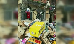 Kötü koku ihbarıyla gidilen evden 30 ton çöp çıktı