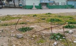 Manisa’da okul önündeki inşaat demirleri öğrenciler için risk oluşturuyor