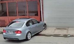 İzmir'de drift yaparken dükkana çarpan sürücü yakalandı