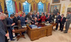 Beyaz Saray'da ilginç anlar! Trump’ı çembere alıp dua ettiler