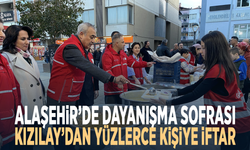 Alaşehir’de dayanışma sofrası.. Kızılay’dan yüzlerce kişiye iftar
