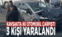 Kavşakta iki otomobil çarpıştı: 3 kişi yaralandı