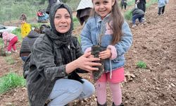 Miniklerin fidanları toprakla buluştu