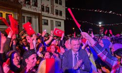 Manisa’da renkli gece... Roman vatandaşlar günlerini coşkuyla kutladı