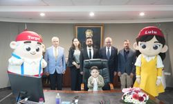 Başkan Çetin Akın koltuğunu minik başkana emanet etti