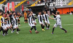 Yunusemre’de 23 Nisan coşkusu yeşil sahada yaşandı