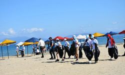 Kuşadası’nda öğrenciler sahilleri temizledi