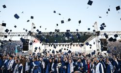 İİBF ve Teknoloji Fakültesinde mezuniyet sevinci