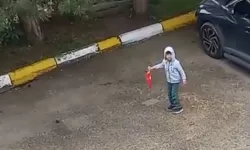 Bolu'da 5 yaşındaki çocuk yerde gördüğü Türk bayrağını koşarak kaldırdı