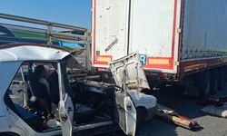 Otomobil tıra çarptı: 3’ü çocuk 5 yaralı