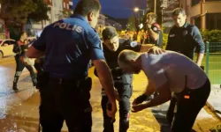 Kızını rahatsız eden gencin kulağını kesti
